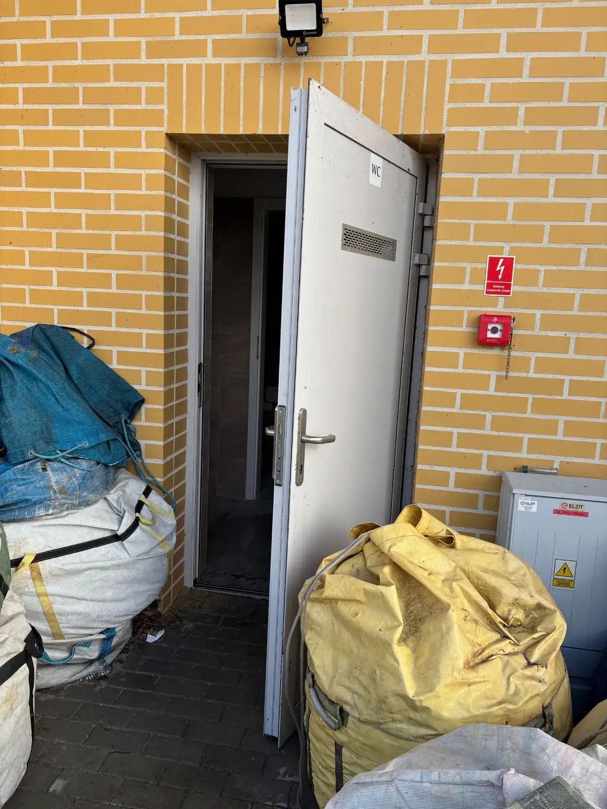Drzwi do pomieszczenia technicznego w porcie Jastarnia – po otwarciu