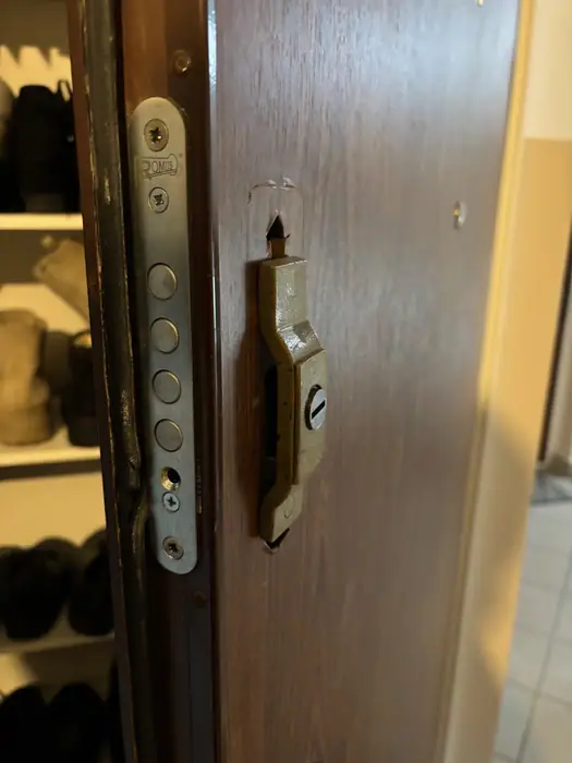 Stary zużyty zamek drzwi Juwent przed wymianą
