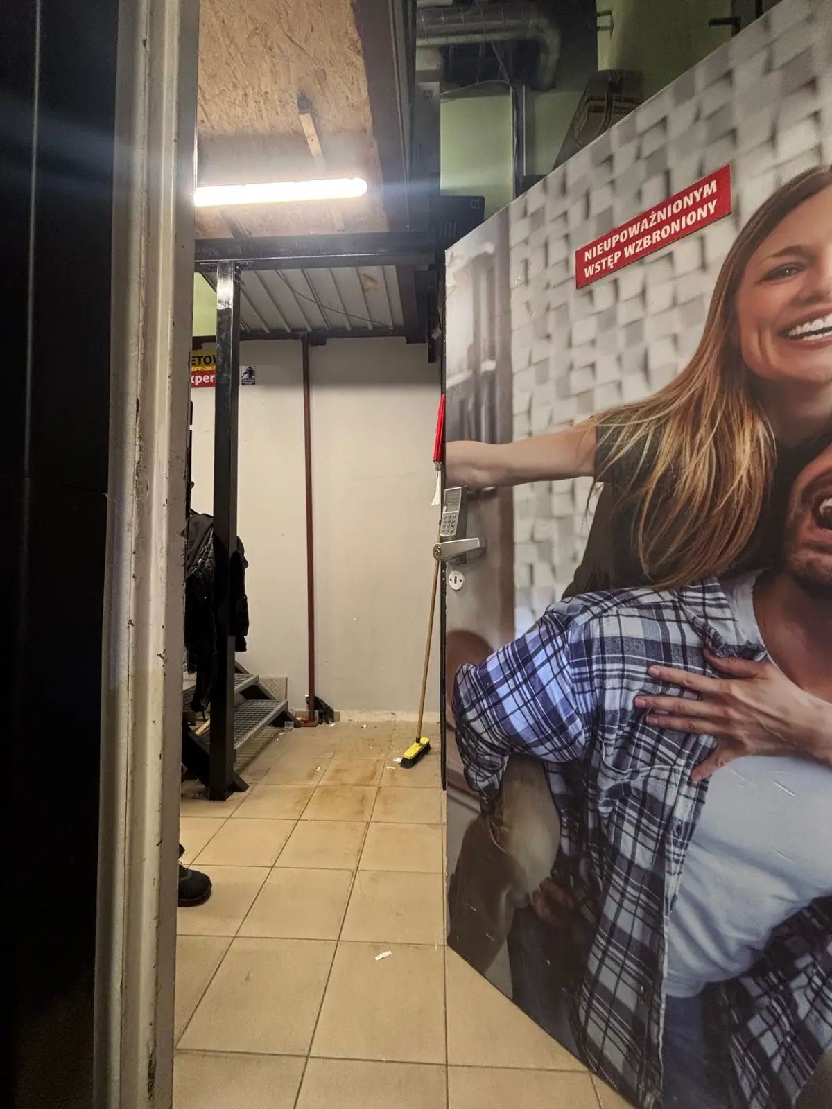 Otwarte drzwi do magazynu zaplecza Media Expert Wejherowo – widok na wnętrze magazynu, antresolę i schody techniczne po przywróceniu dostępu personelu sklepu