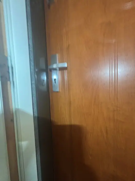 Klamka i wkładka w drzwiach wejściowych w bloku na Pogórzu Górnym przed serwisem listwy zamkowej