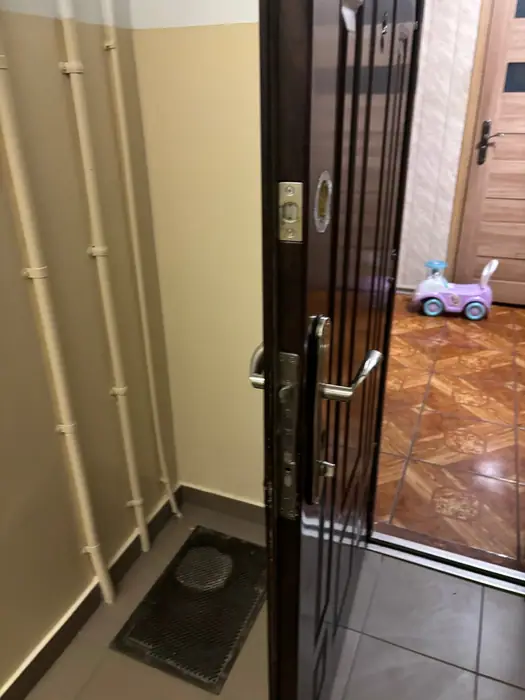 Drzwi po awaryjnym otwarciu – zamek i rygle, Rumia ul. Poznańska