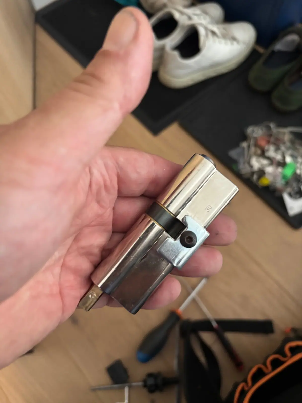 Nowa wkładka bębenkowa klasy 6.2 z trzpieniem 30 mm przygotowana pod montaż antywłamaniowej osłony Bocola w drzwiach Dierre – Gdynia Centrum, Serwis Drzwi 24